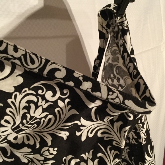 Nursing cover in black and white print cute enough to use out and about euc - Picture 2 of 3